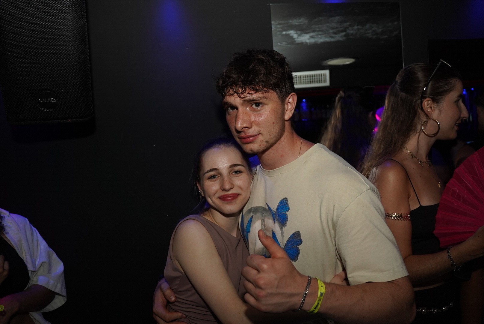Young couple enjoying a spontaneous nightlife moment during a bar crawl in Nice surrounded by a lively crowd music and drinks capturing first date energy social chemistry and the authentic party atmosphere of the French Riviera nightlife