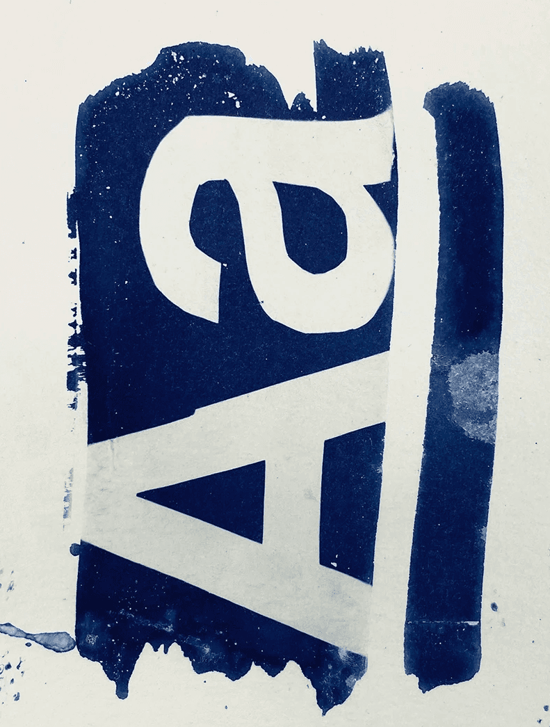 Cyanotypie-Komposition aus filigranen Pflanzen und grafischen Zahlen, künstlerische Verbindung von Natur und Typografie.