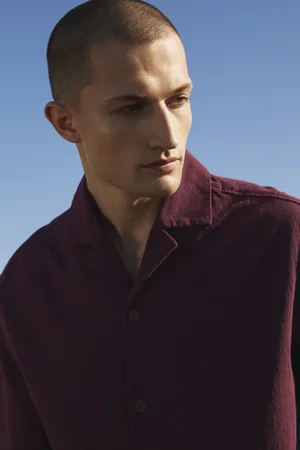 Dans le lookbook de la marque Danoise Another Aspect, le mannequin porte un costume gris et une chemise blanche