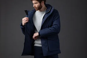 Dans le lookbook de la marque Danoise Another Aspect, le mannequin porte un costume gris et une chemise blanche