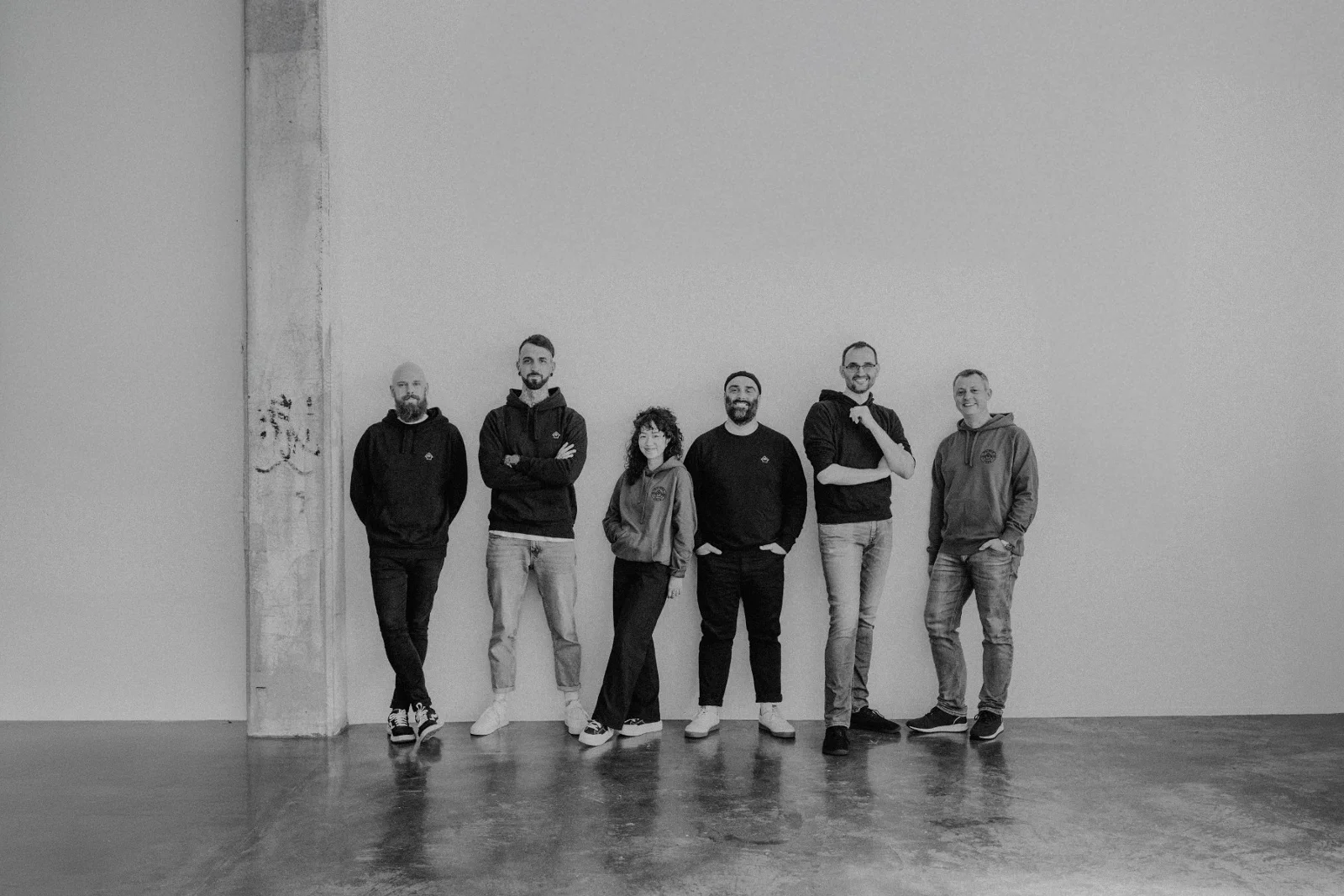 Modernes Fotostudio im Wytspace Studio in Erfurt mit großzügiger Hohlkehle und kreativer Raumgestaltung, ideal zur Vermietung und Buchung für professionelle Fotografie.