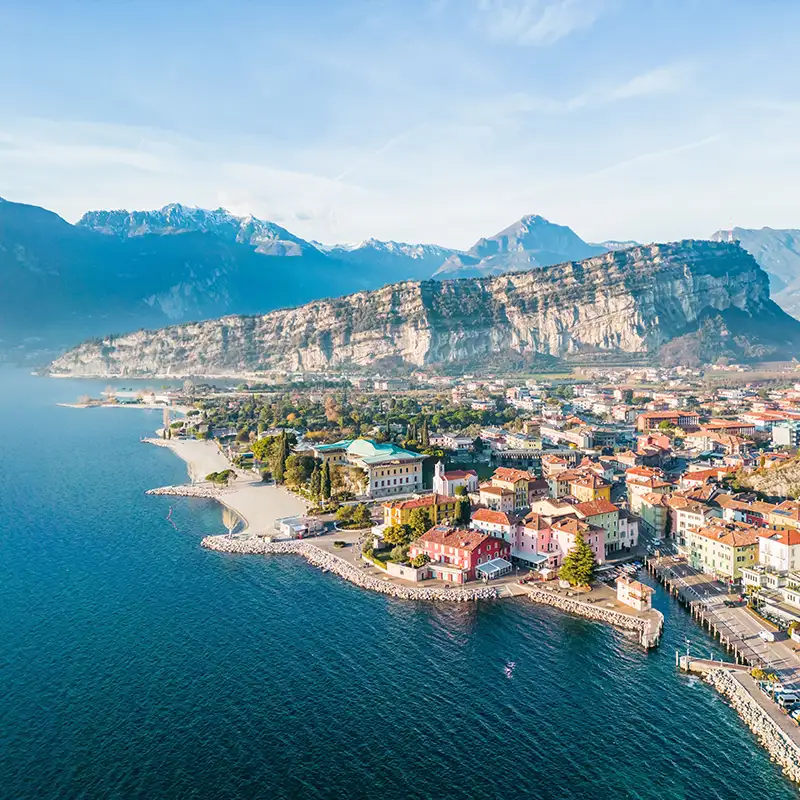 Monte Brione mellom Torbole og Riva del Garda | Expa Travel