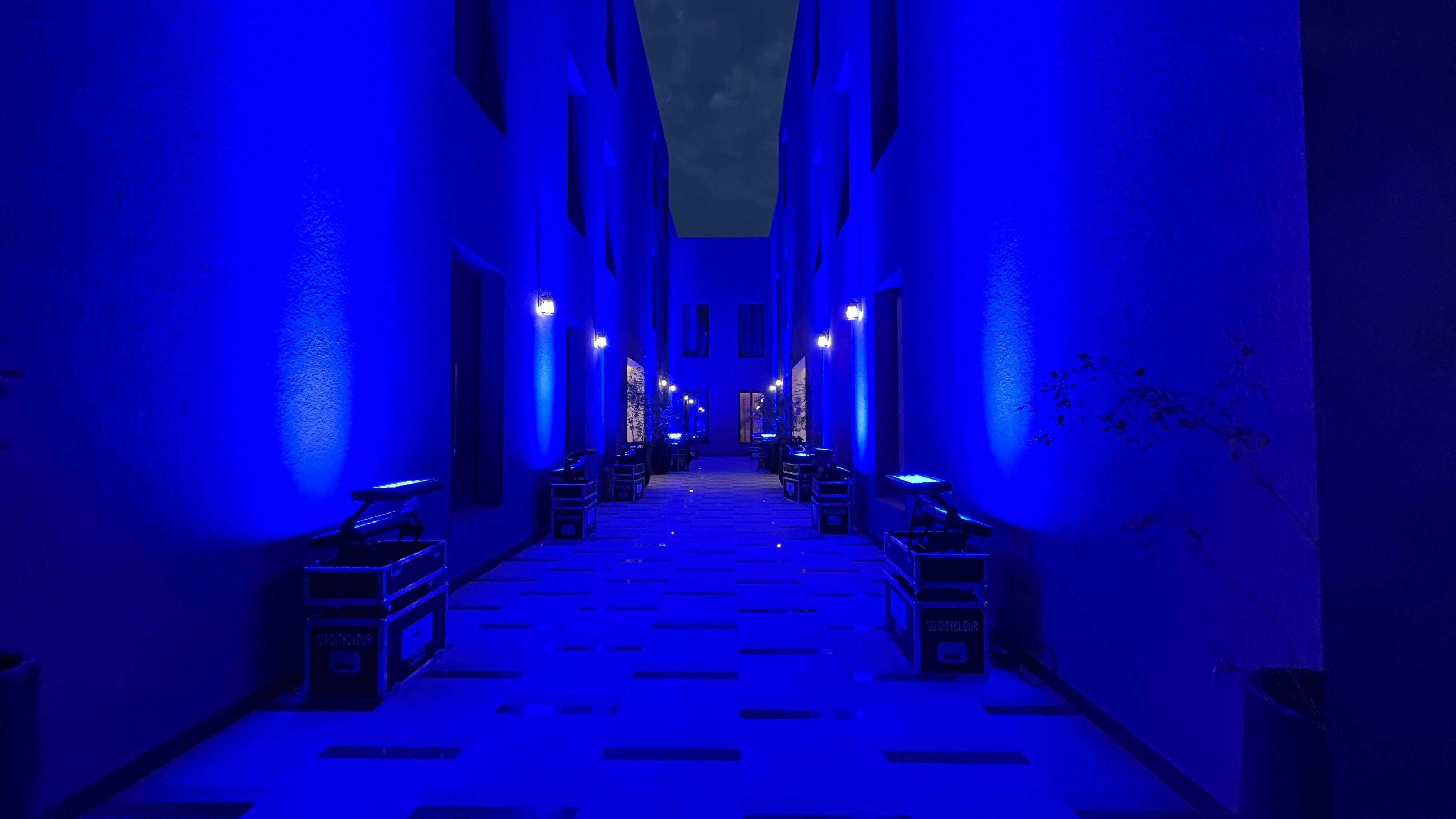 إنارة واجهات المباني باللون الأزرق