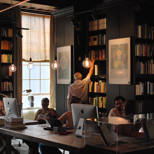 自由思想大使馆的阅读室