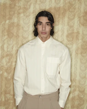 Dans le lookbook de la marque Danoise Another Aspect, le mannequin porte un costume gris et une chemise blanche