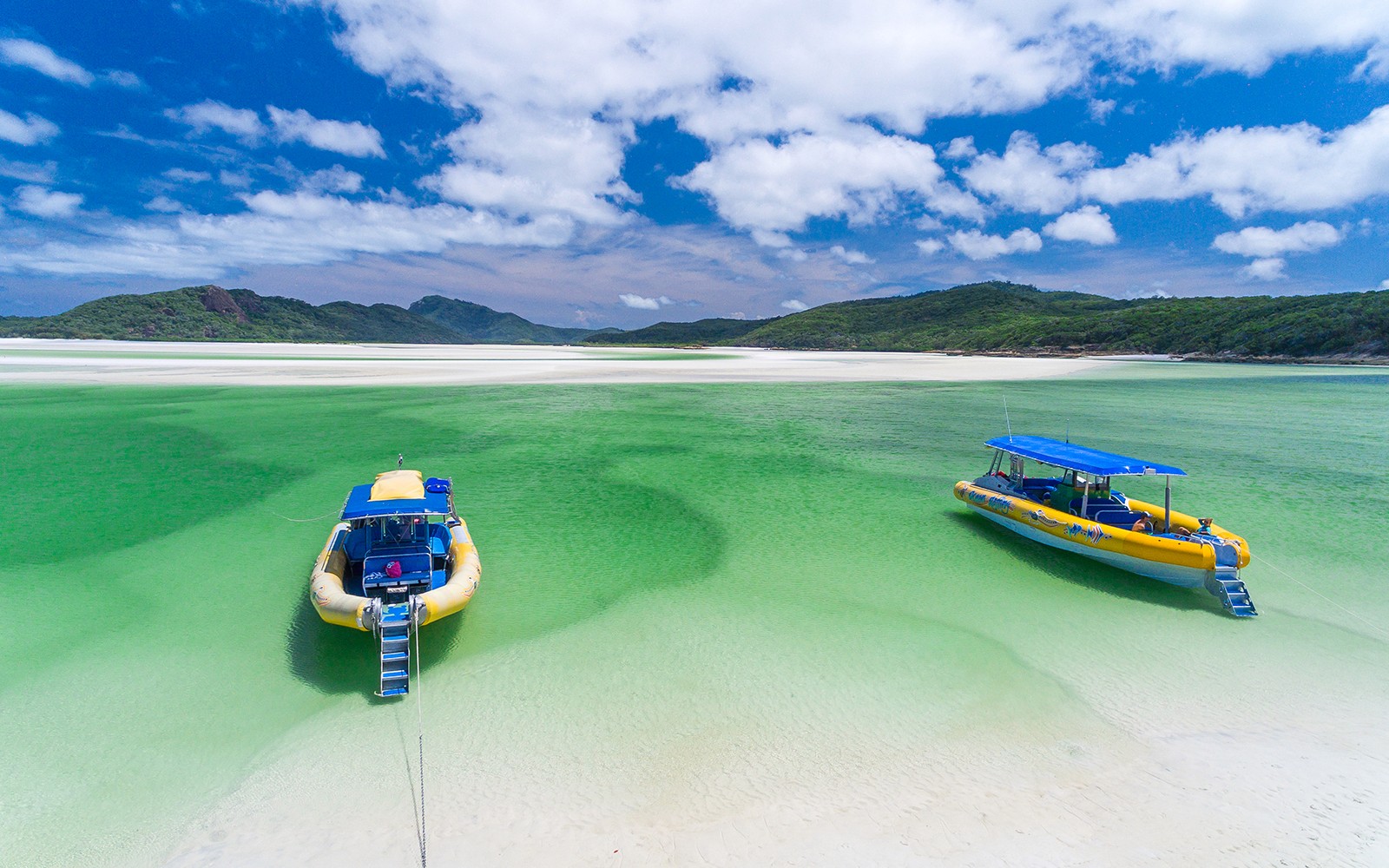 שתי רפסודות צהובות על מים ירוקים צלולים בחוף וייטהייבן, ויטסנדייז.