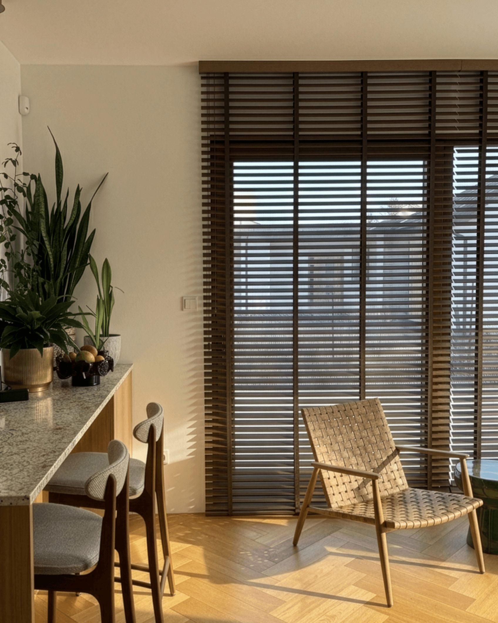 Eleganckie żaluzje drewniane w kolorze ciemnego dębu – realizacja HeyShade. Precyzyjny montaż osłon okiennych w okolicach Pruszkowa i Nadarzyna.