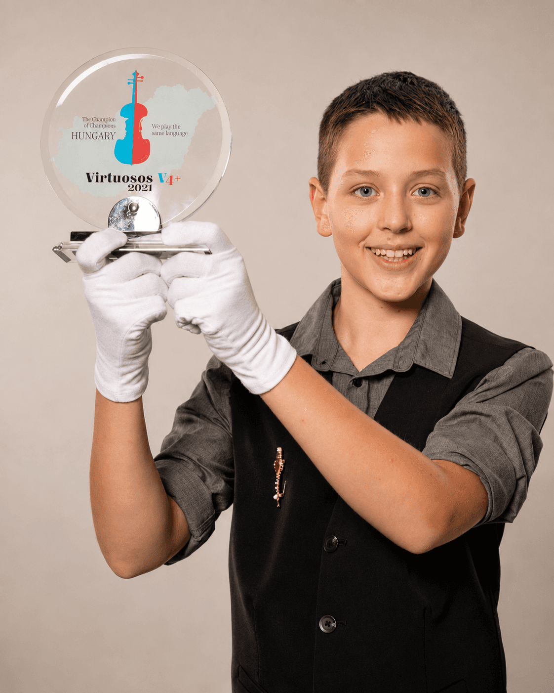Braun Áron a Virtuózok V4+ 2021 győztesének járó díjjal.