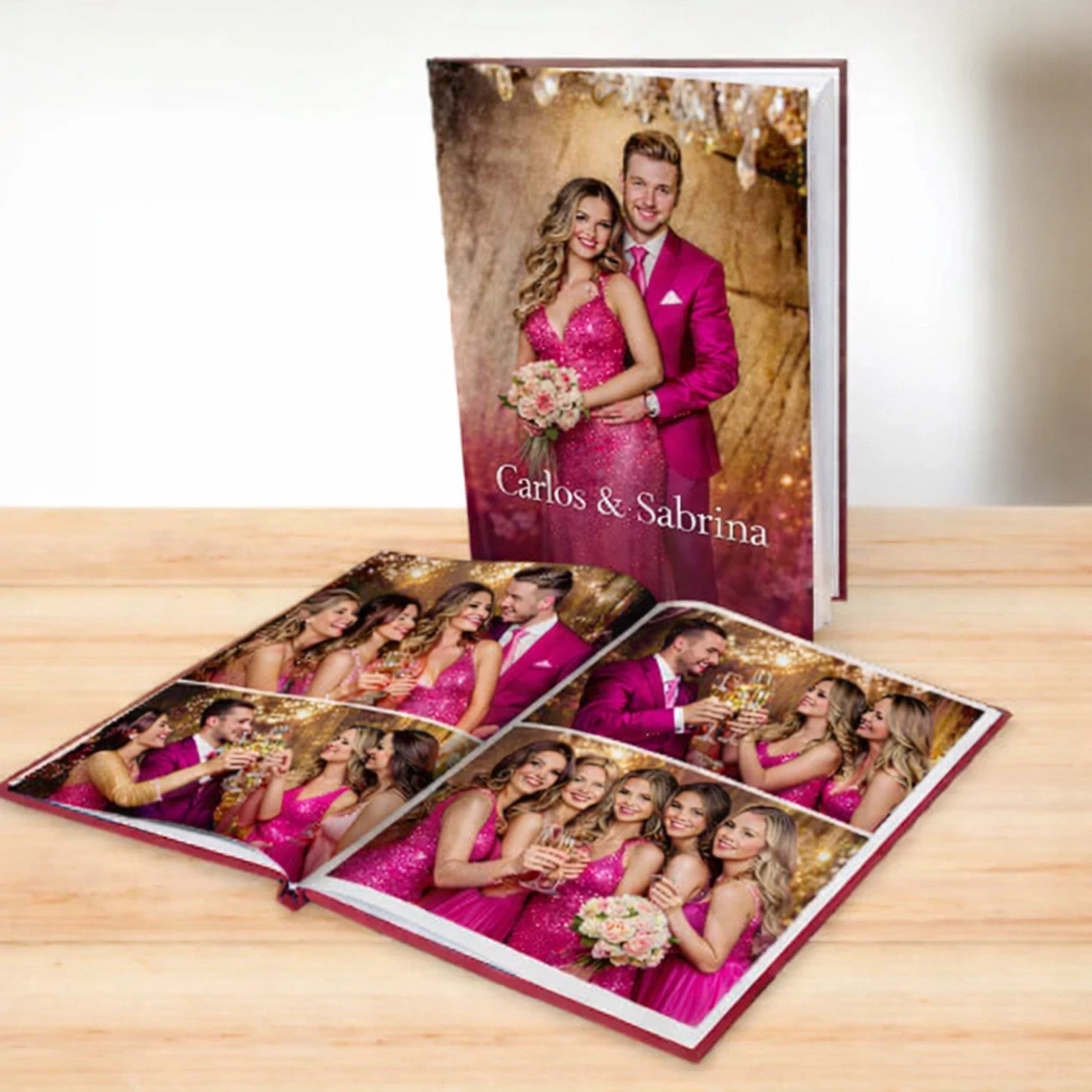 Pessoa segurando fotolivro com foto de mulher sorrindo ao ar livre, com a frase “Eu amo o Norte” escrita no canto da imagem