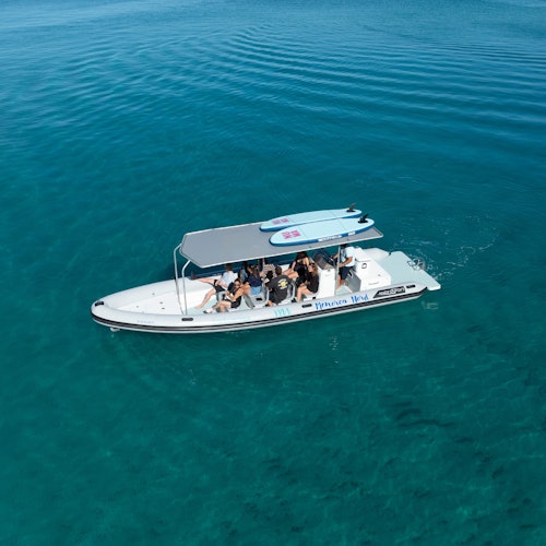 供應商的船，穆斯基特，正航行在梅諾卡北海岸水晶般清澈的海域中。