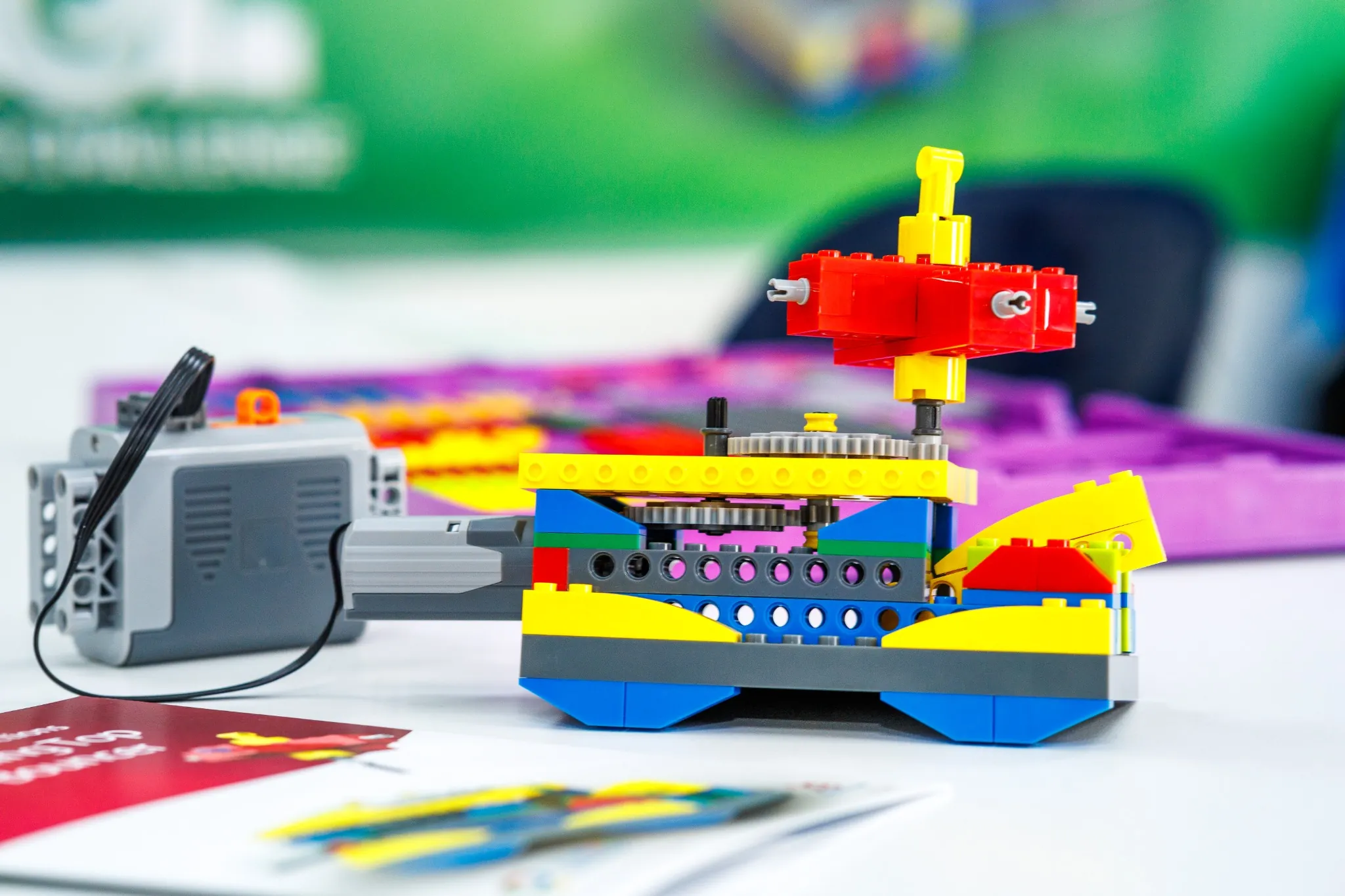 Enfants en classe manipulant des kits de robotique Young Engineers lors d’un cours sur la Rive-Sud de Montréal.