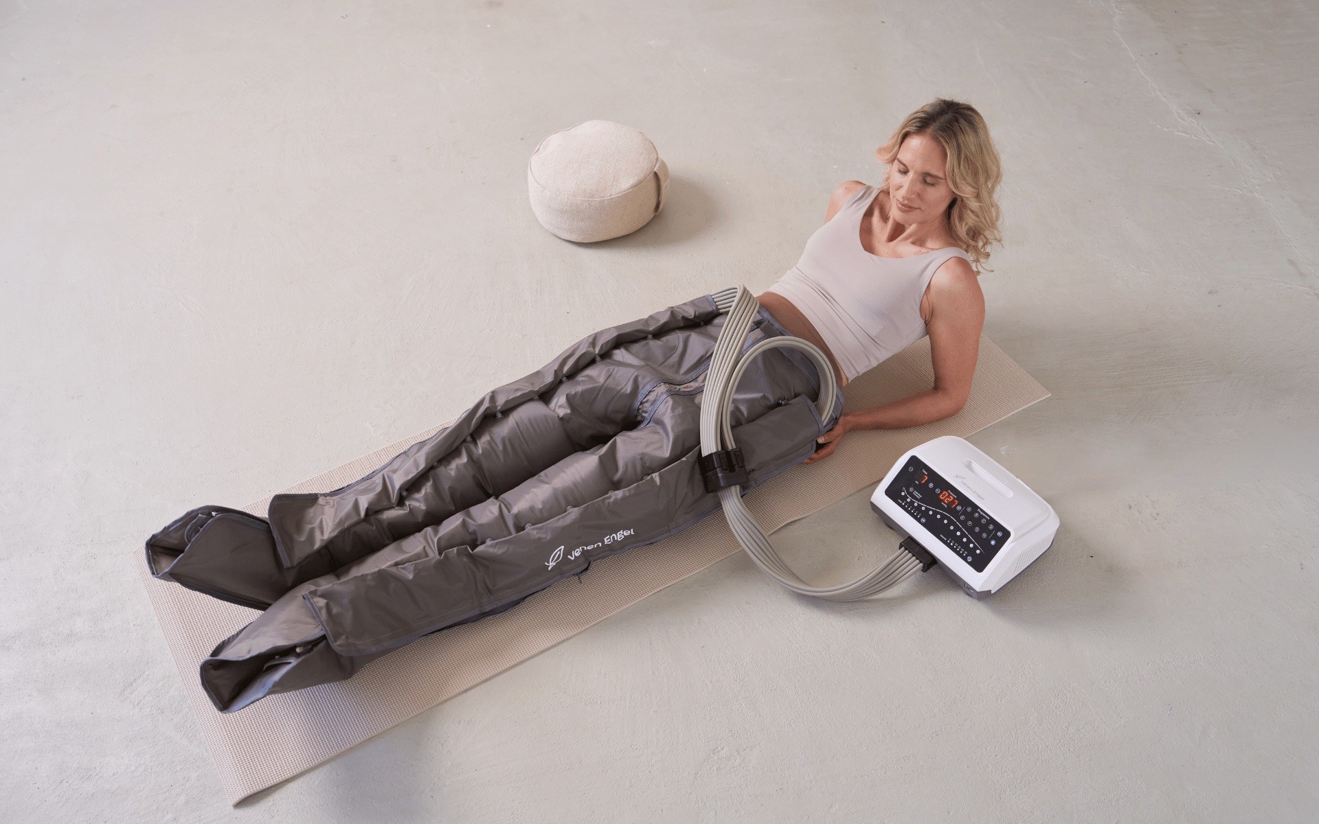 Eine Frau mit Venenengel Produkt an den Beinen