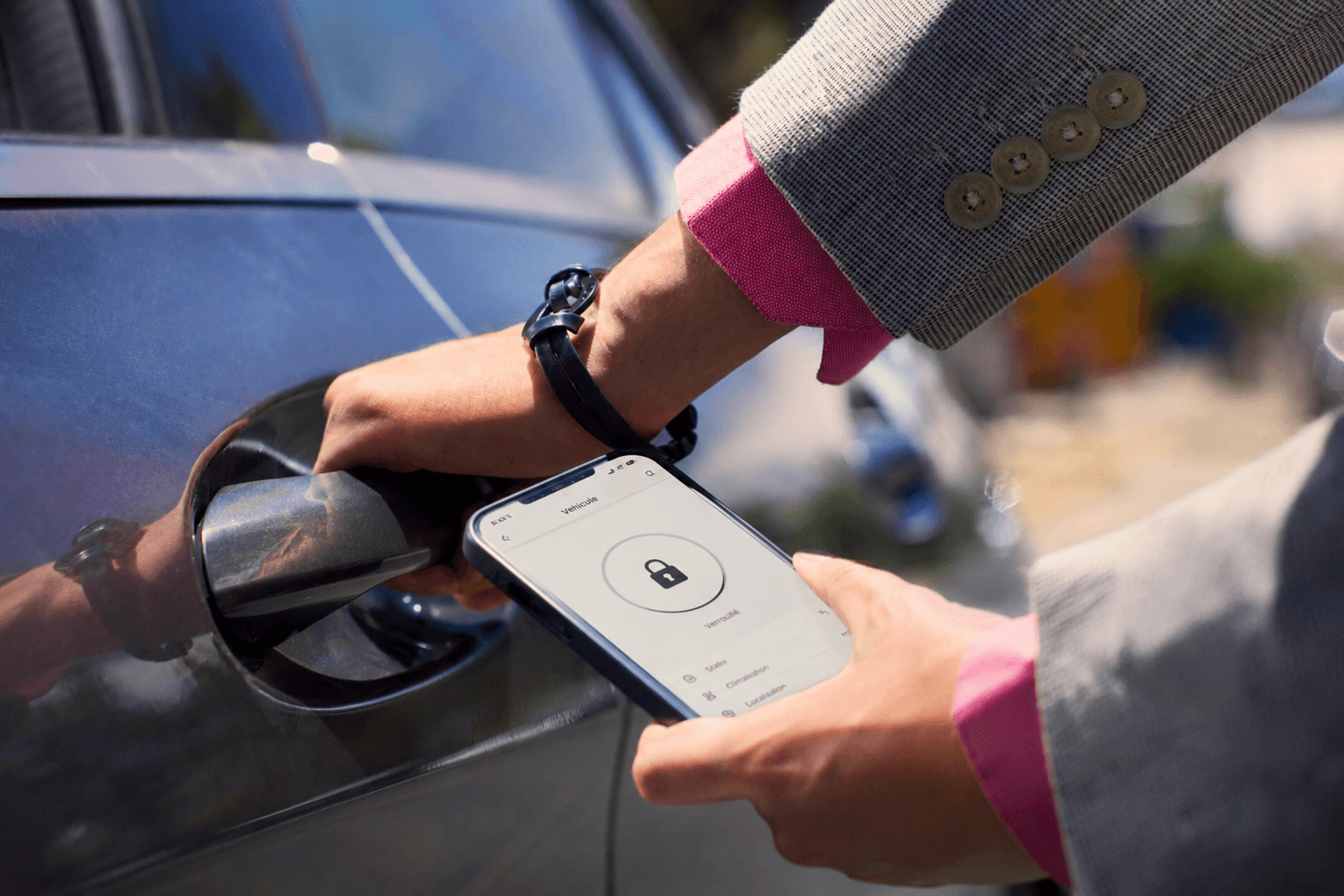 Trois modes d'accès au véhicule Fleeti pour l'autopartage : connexion OEM, boîtier Bluetooth et armoire à clés connectée.