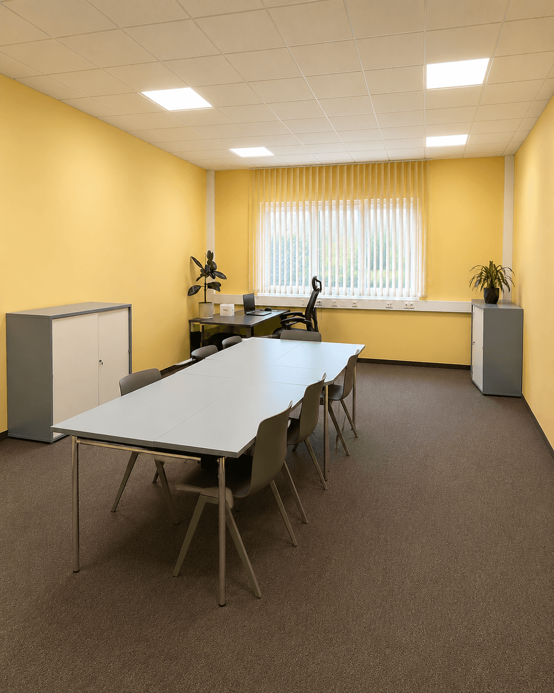 Konferenzraum mit Whiteboard und Flatscreen im McOffice Businesscenter