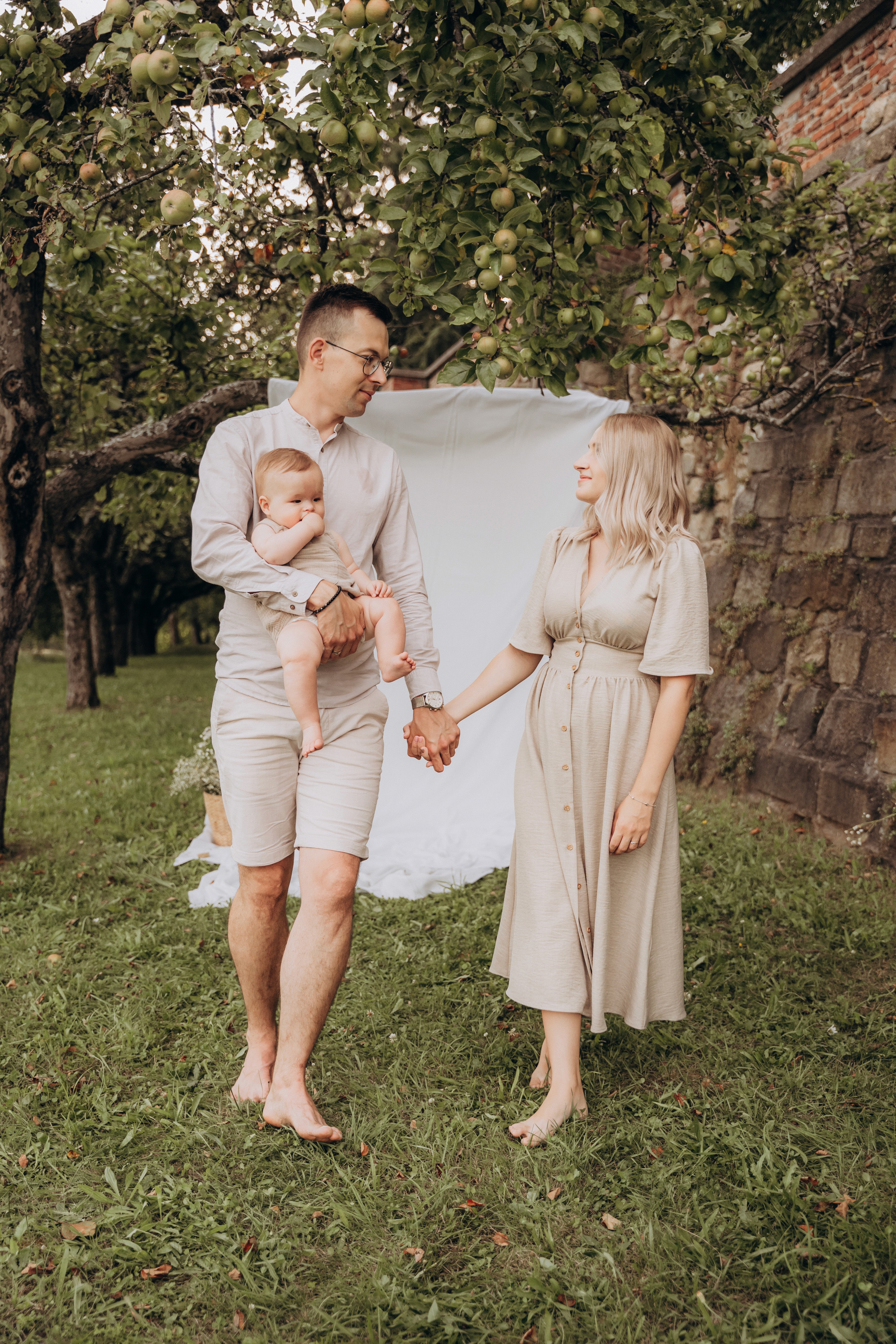 Natürliche Familienfotografie in Bogen – Spaziergang mit Baby bei einem Outdoor Shooting.