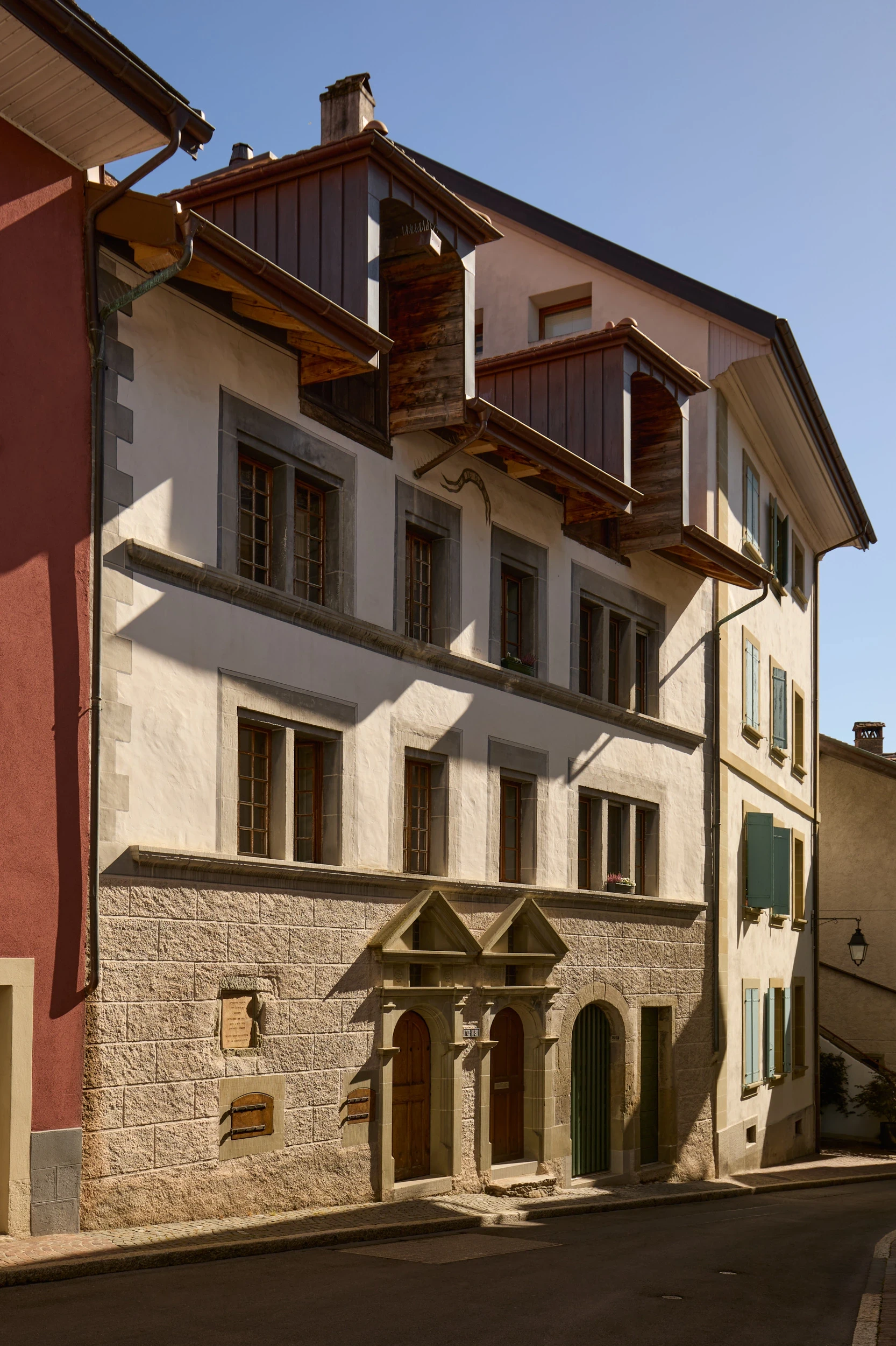 Façade complète de la maison Muriset à Cully, intégrant les numéros 8 et 10 de la rue de la Justice, deux maisons mitoyennes historiques construites simultanément dans le Lavaux.