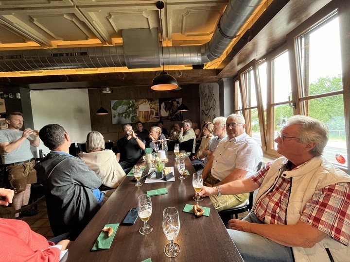 Die Clubmitglieder sitzen gemeinsam am Tisch