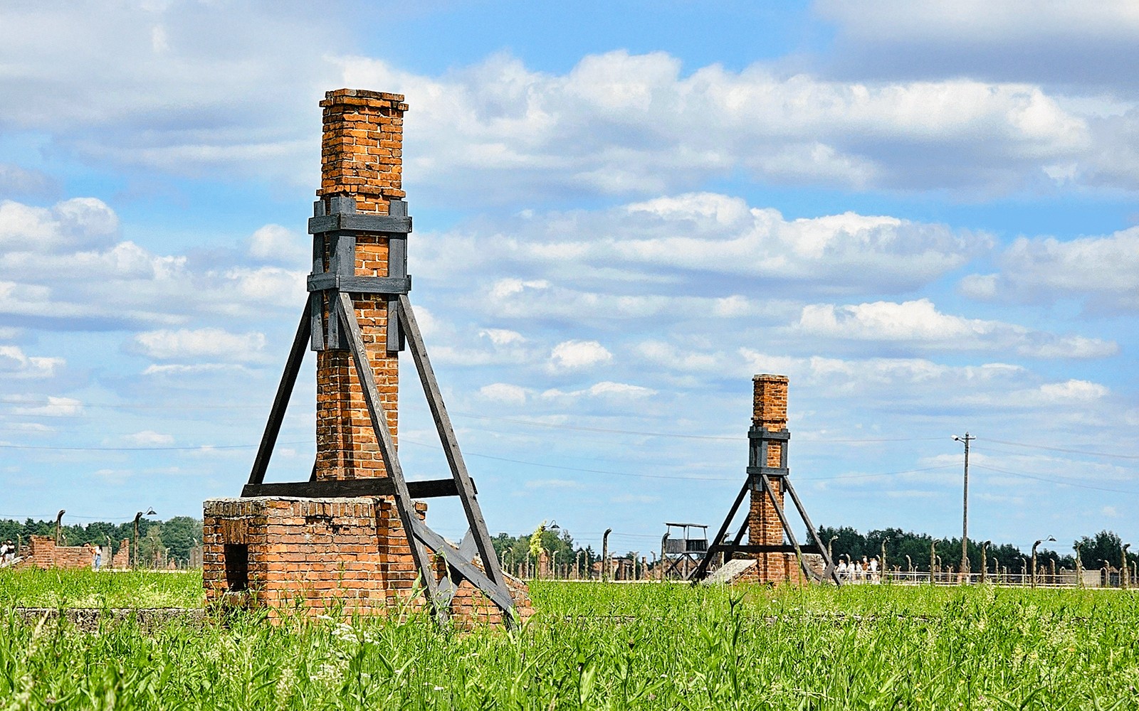 Restos de las chimeneas del crematorio en Auschwitz Birkenau, Polonia.