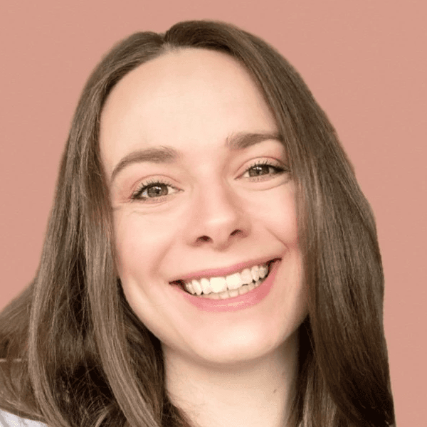 Anna Vöpel mit verschränkten Armen lächelt in die Kamera