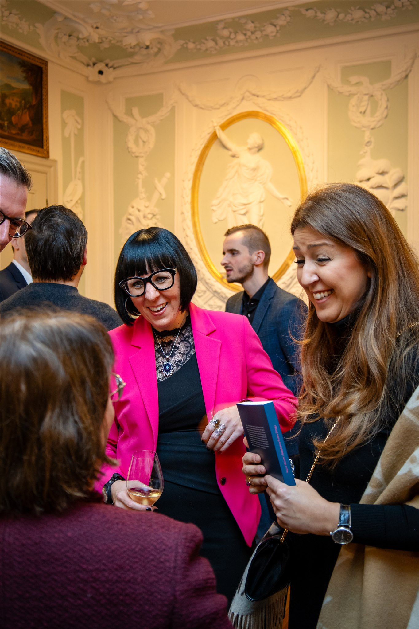 Author engaging with guests around the Recht KI book at Zurich launch event