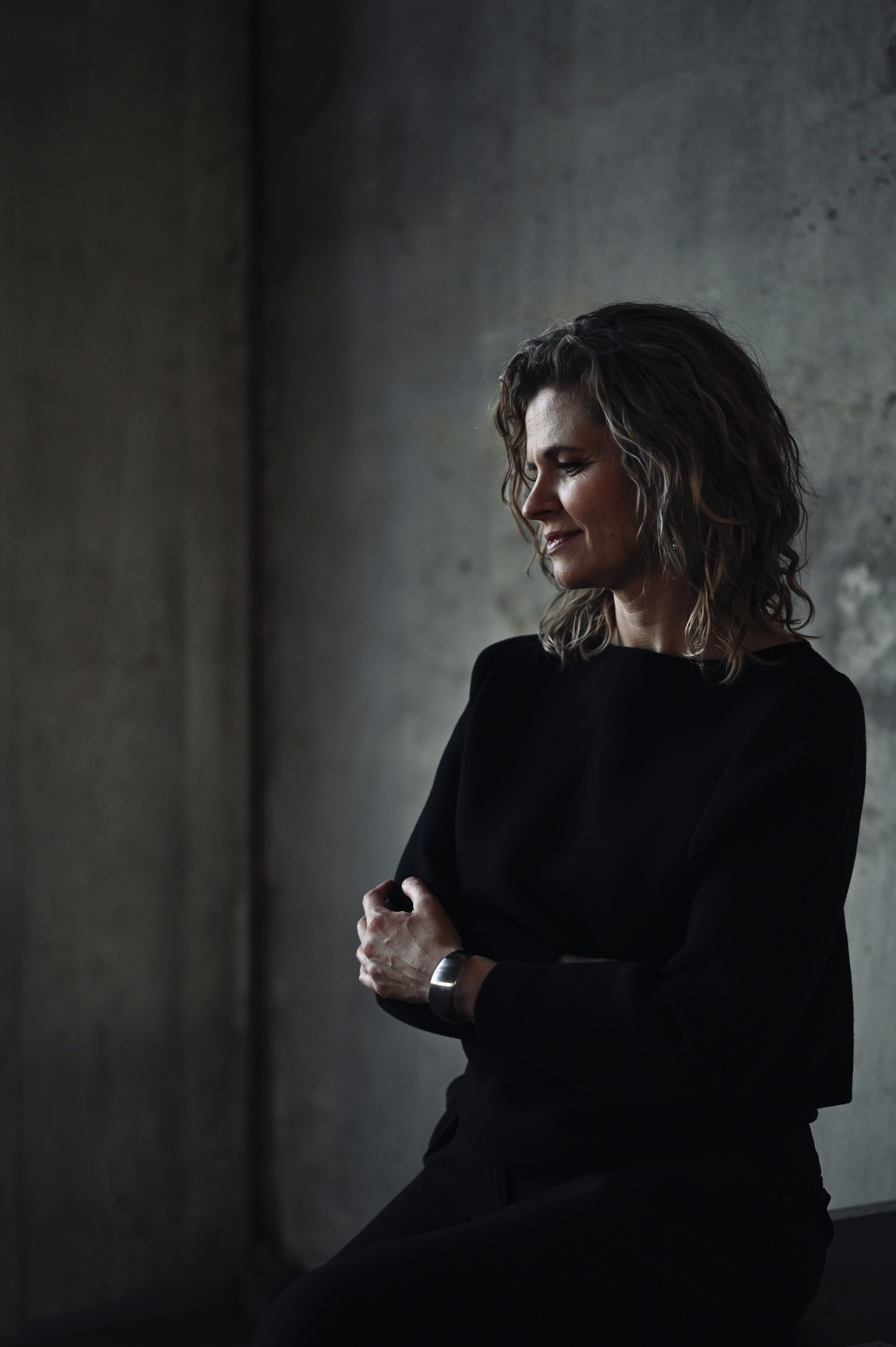 Śmiejąca się kobieta w białej koszuli