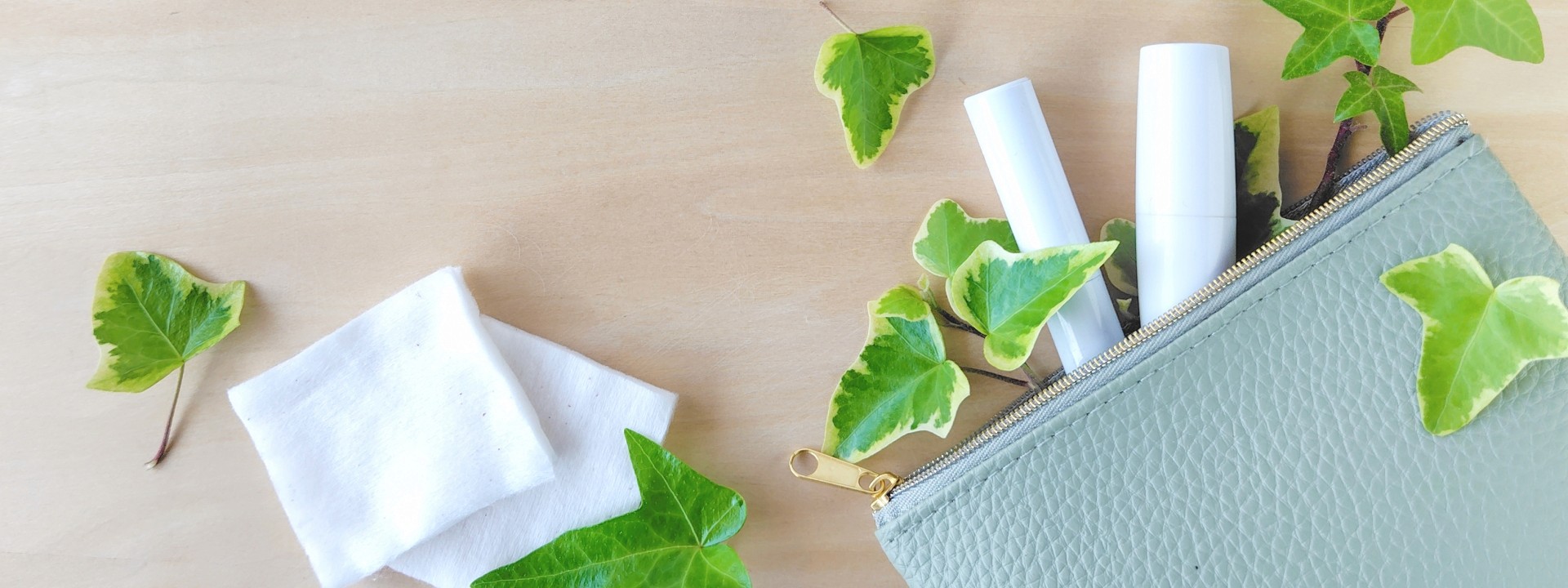 複数の化粧品が並んでいる画像