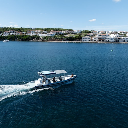 從美麗的Addaia城市化開始，經過Na Macaret的面前。