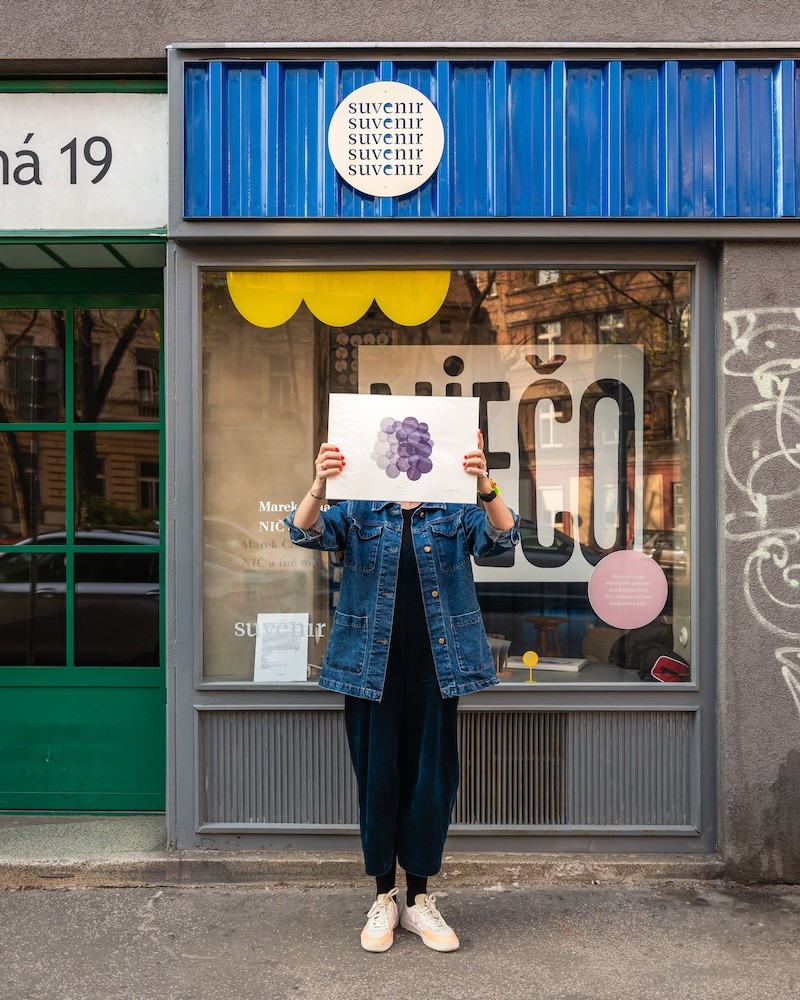 Nina A. Šošková s autorskou grafikou BUBBLES pred obchodom contemporary_suvenir v Bratislave