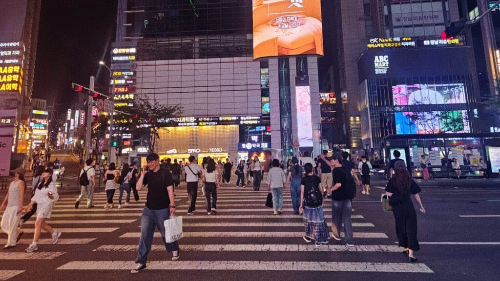 Gọi điện thoại cho người thân khi bị giữ lại tại phòng chăm sóc da Gangnam