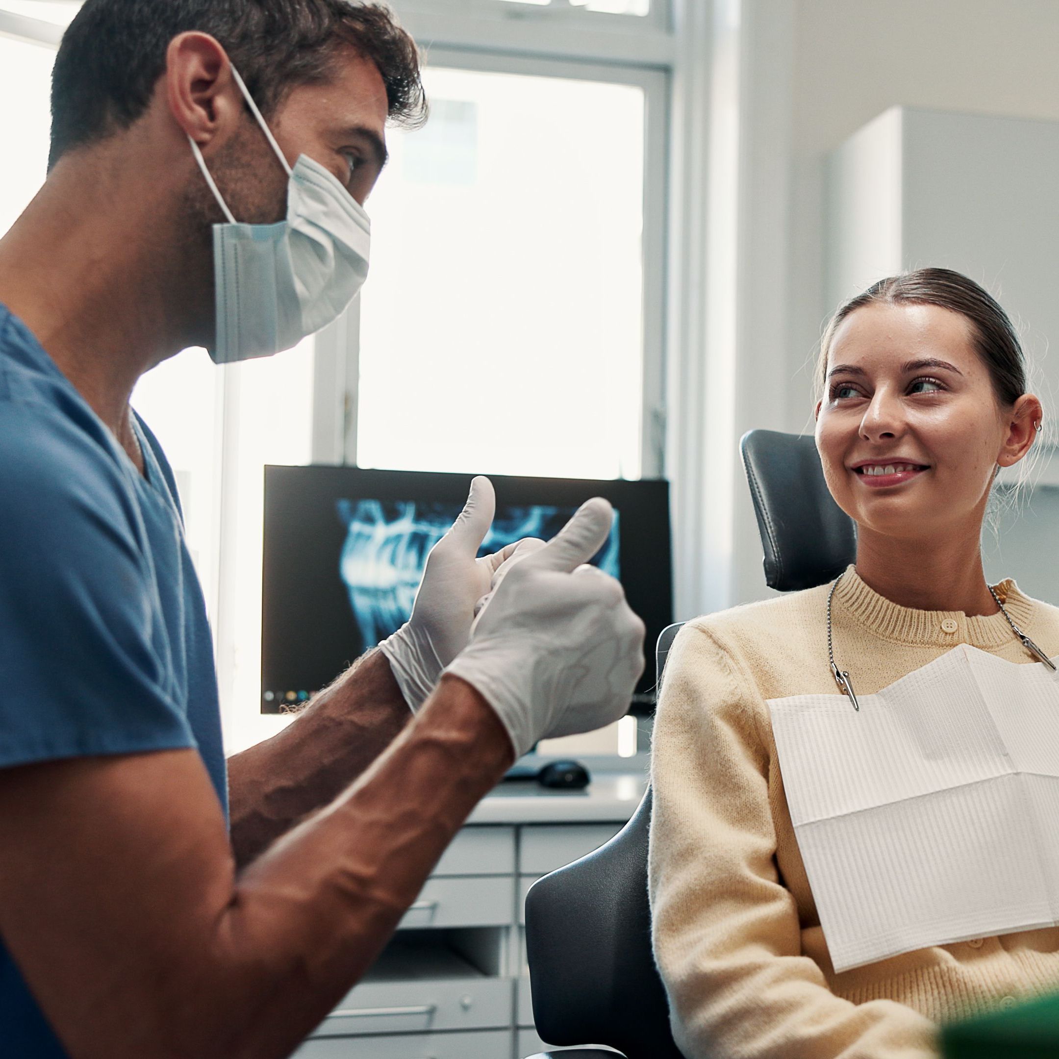 angenehmes-gespräch-zwischen-zahnarzt-patientin