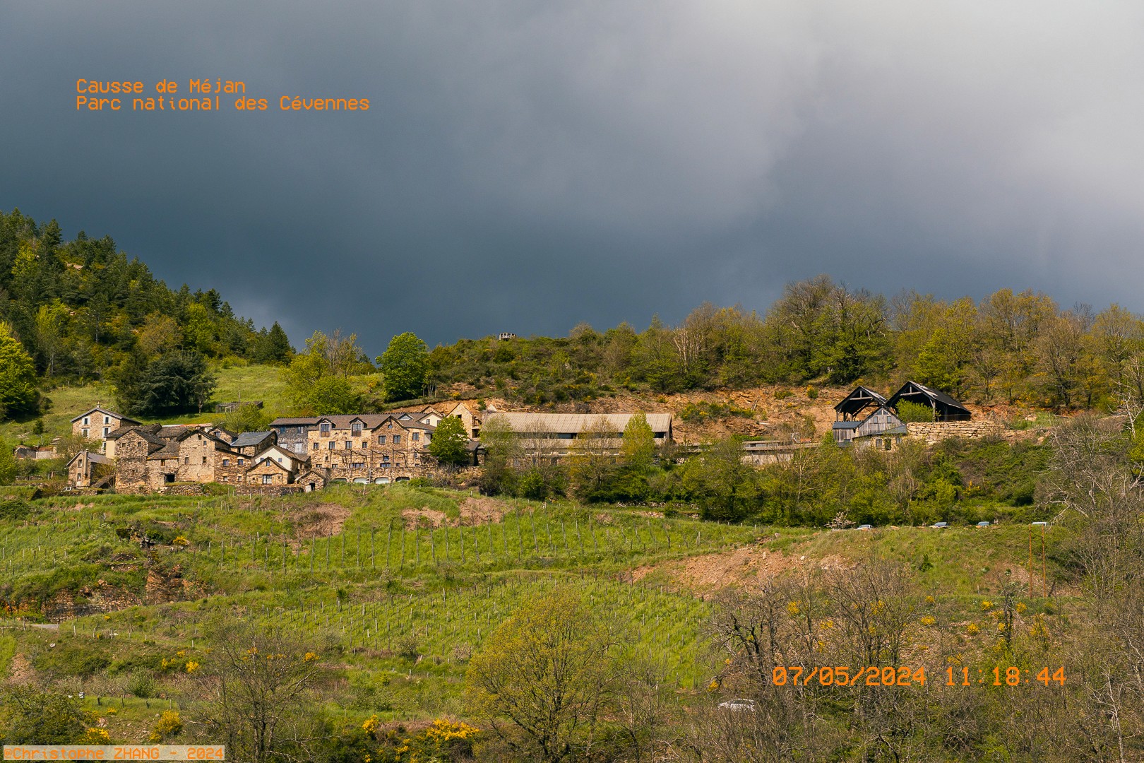 La Ferme des Cévennes, sous un ciel orageux dans le Parc national des Cévennes.
