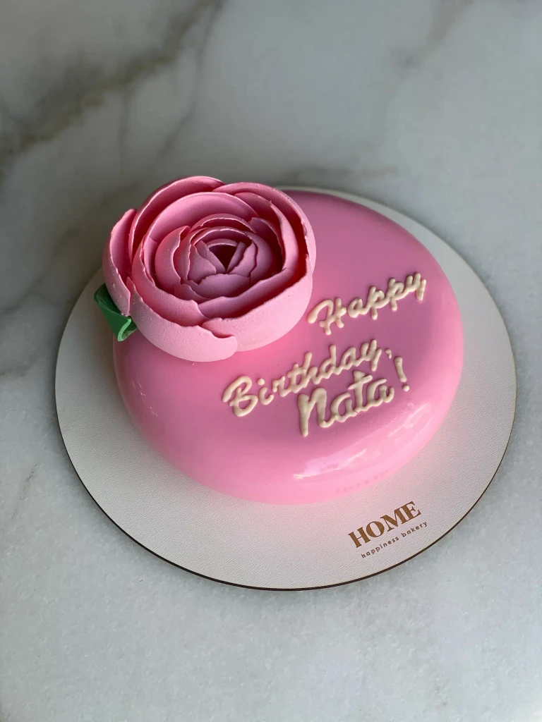 a person swimming in the water with grass