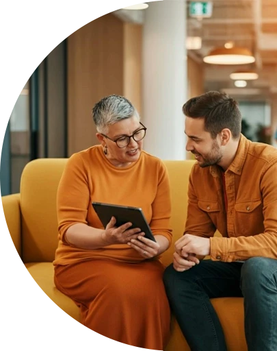 Hombre joven conversando con mujer