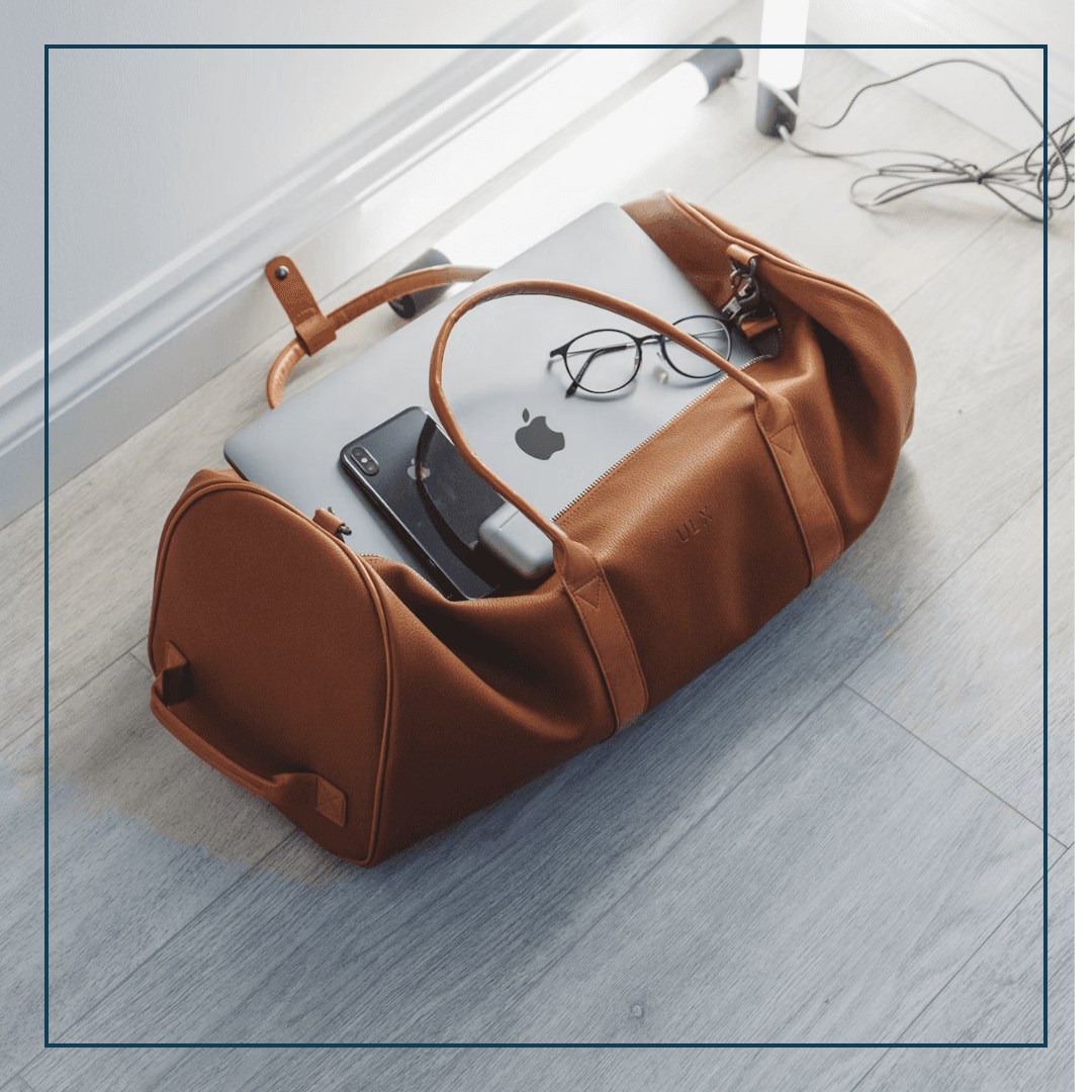 Ein brauner Weekender mit Laptop drinnen