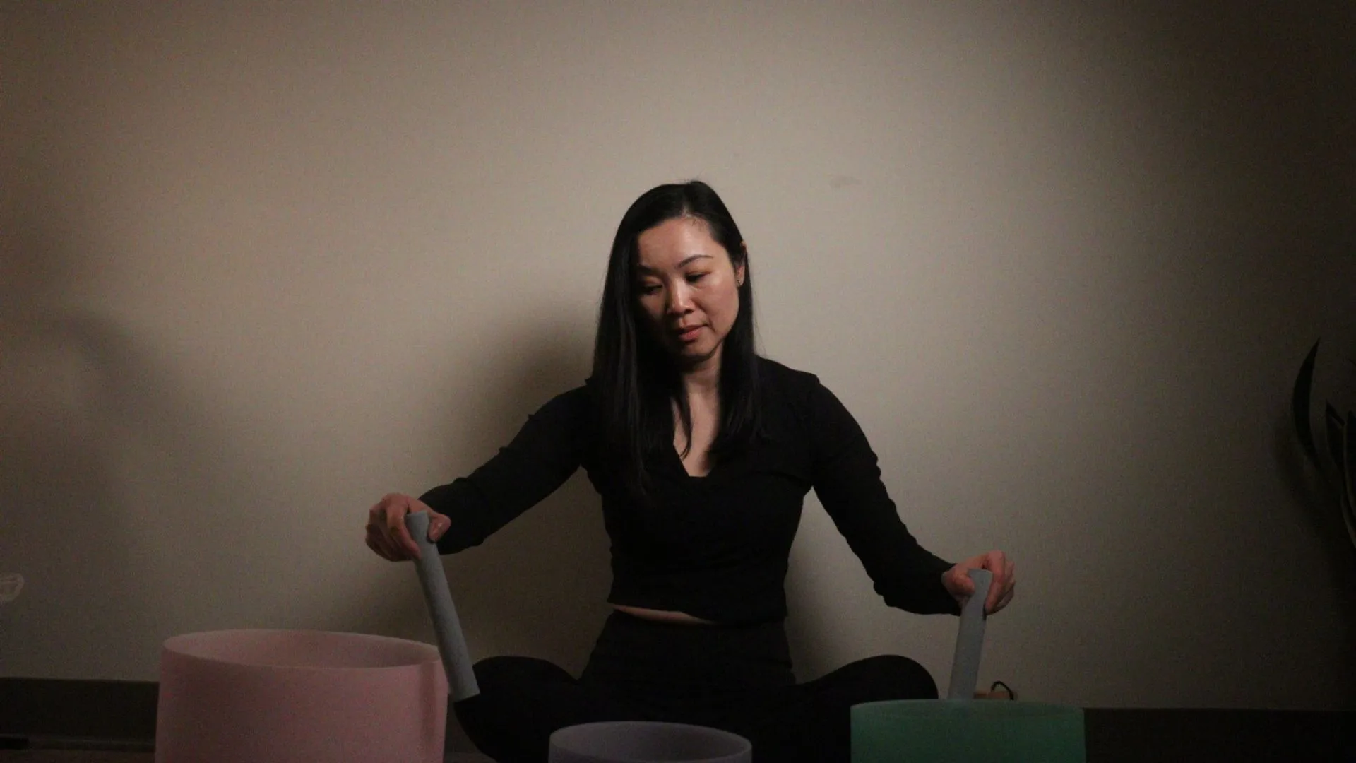 Practitioner at Zen Quest Wellness demonstrating Sound therapy