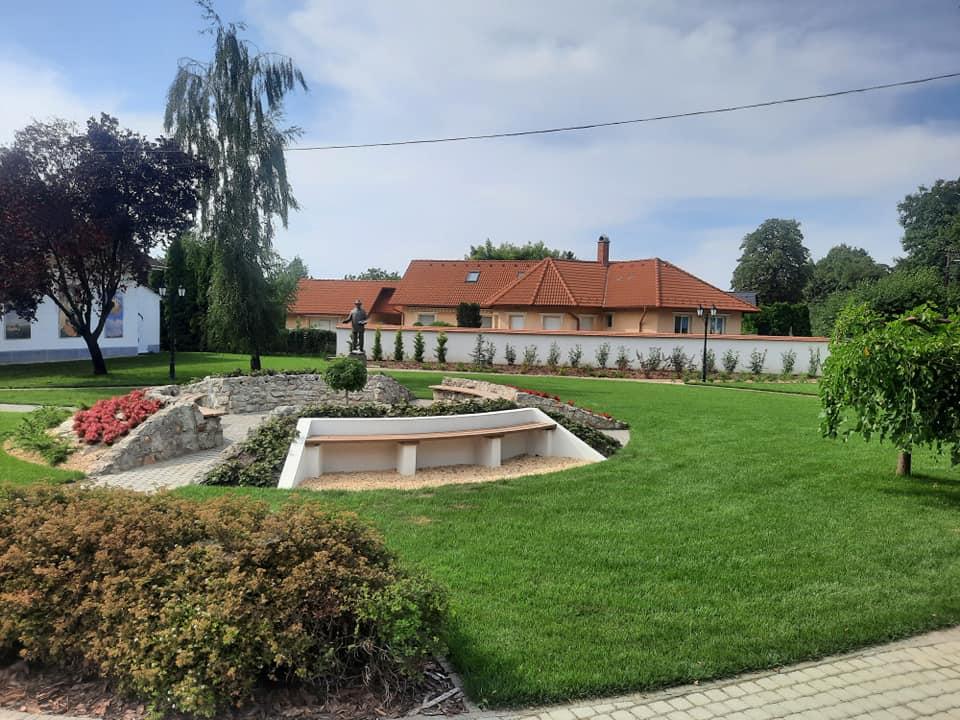 Közterület kialakítás térkőjárdával és parkvilágítással