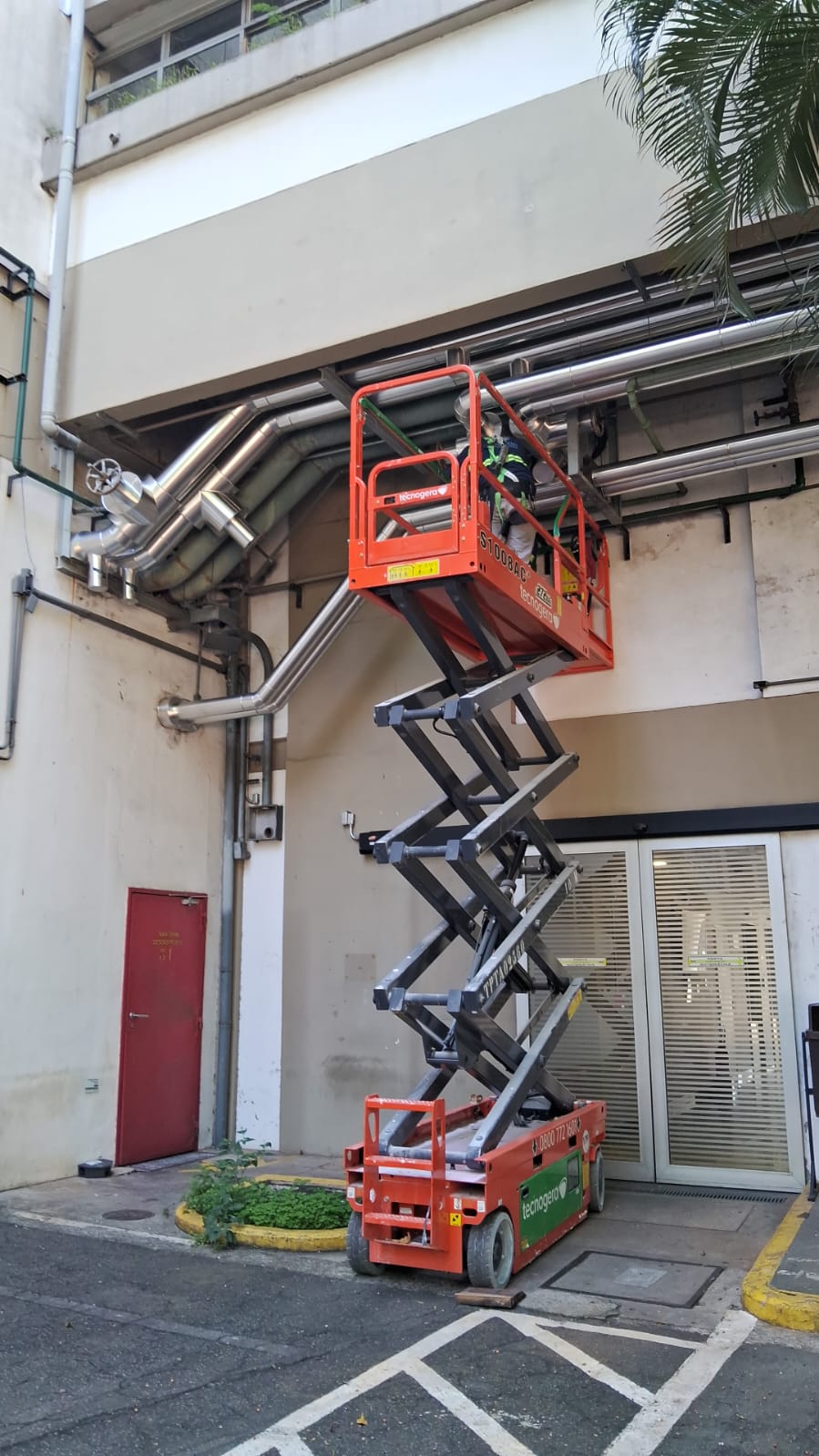 Equipe trabalhando em fábrica