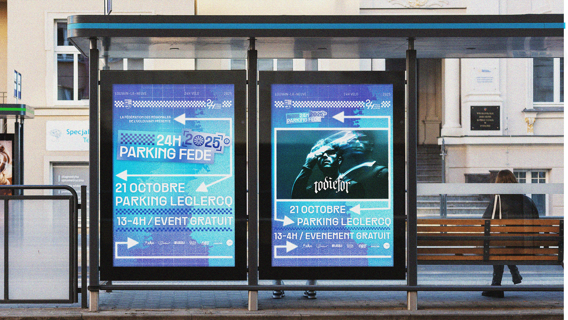 Un mockup d’affichage en abribus présentant l’affiche des 24H Parking Fédé 2025, intégrée dans un panneau urbain rétroéclairé. Le design bleu, inspiré de l’univers de la course, se détache nettement de l’environnement urbain et capte immédiatement l’attention.