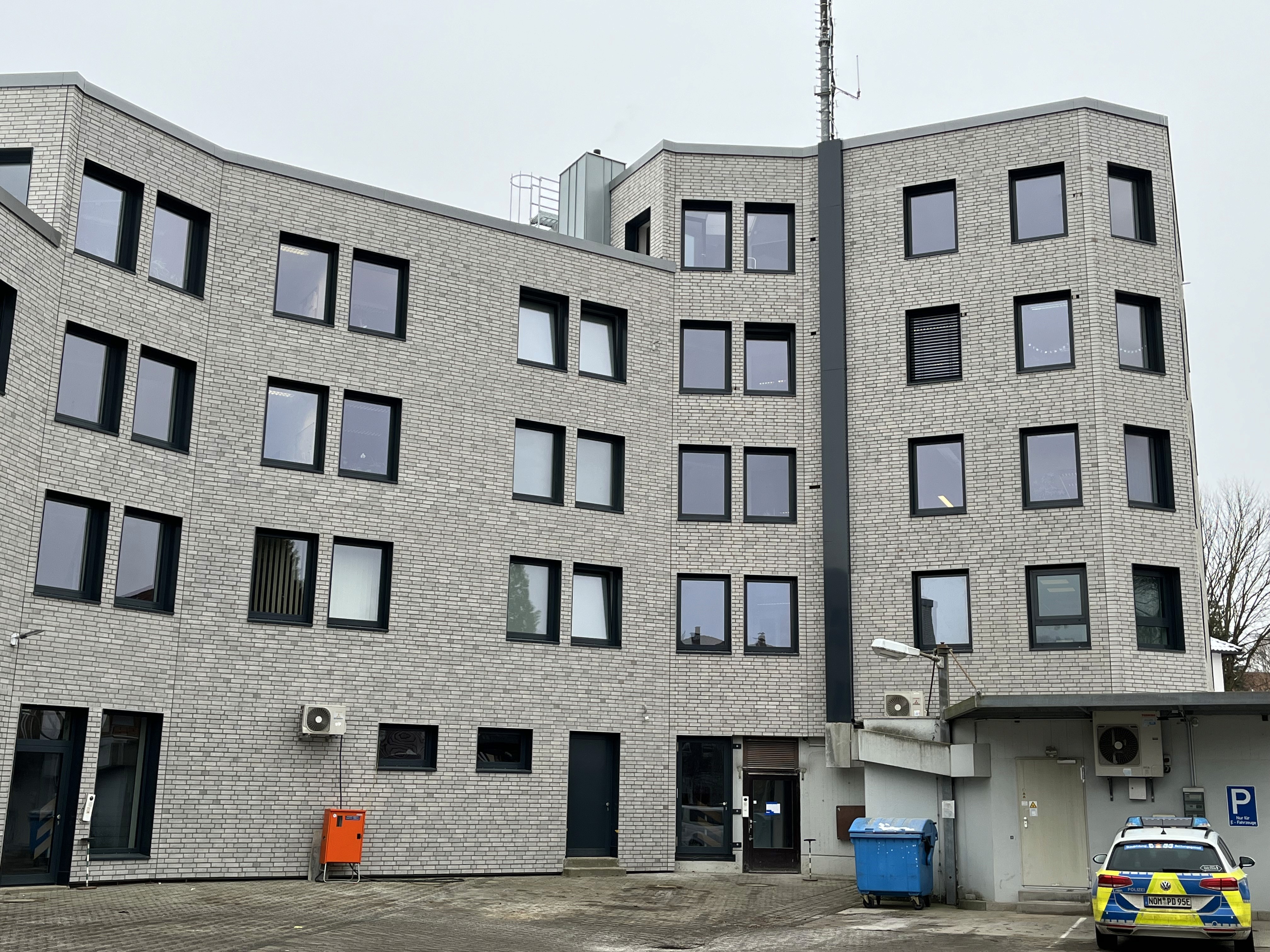 Rückseite der Polizeifassade mit neuen Fenstern und modernisierter grauer Fassade