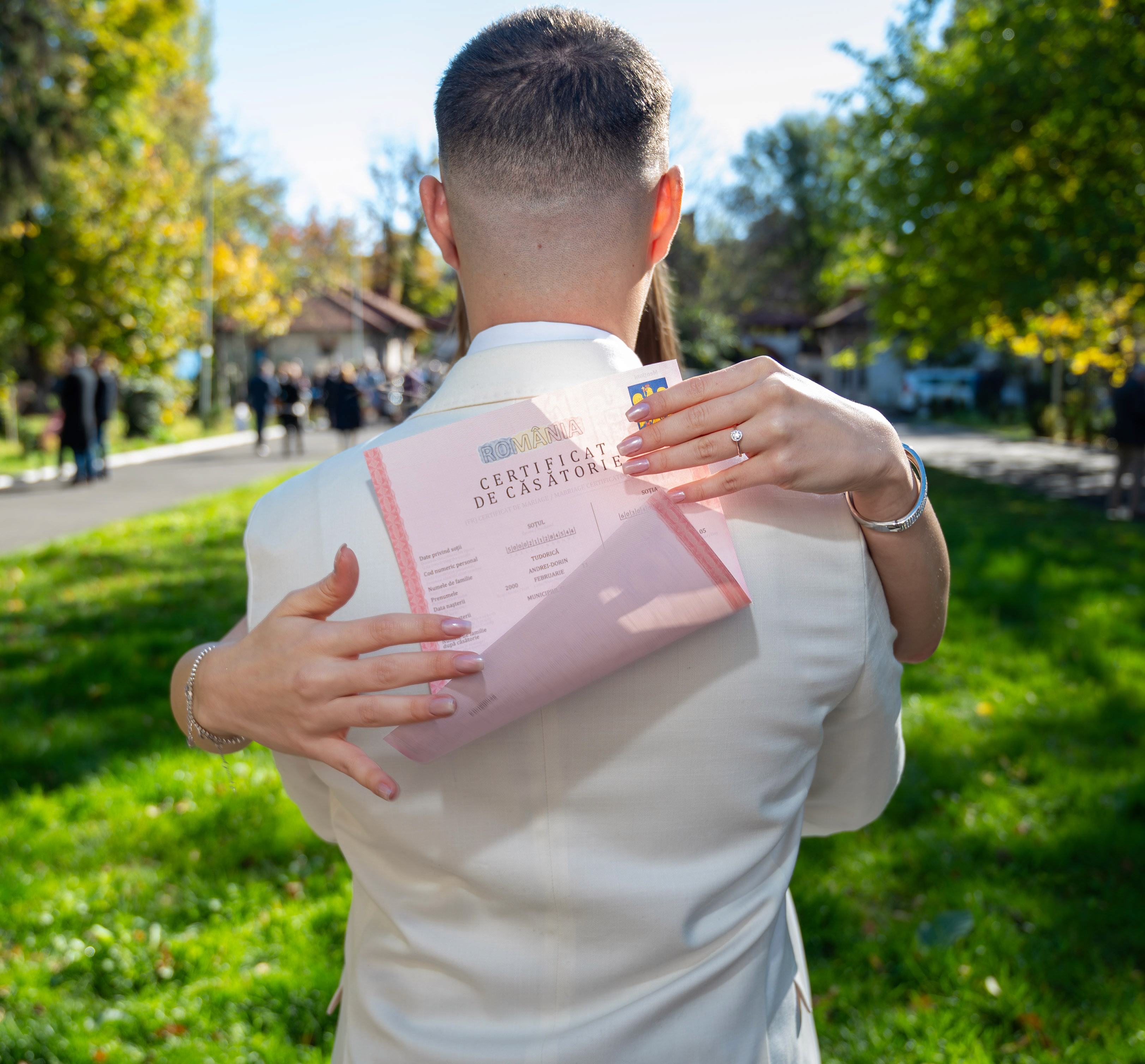 Moment emoționant între invitați după ceremonia de cununie civilă la Starea Civilă sector 2 București.