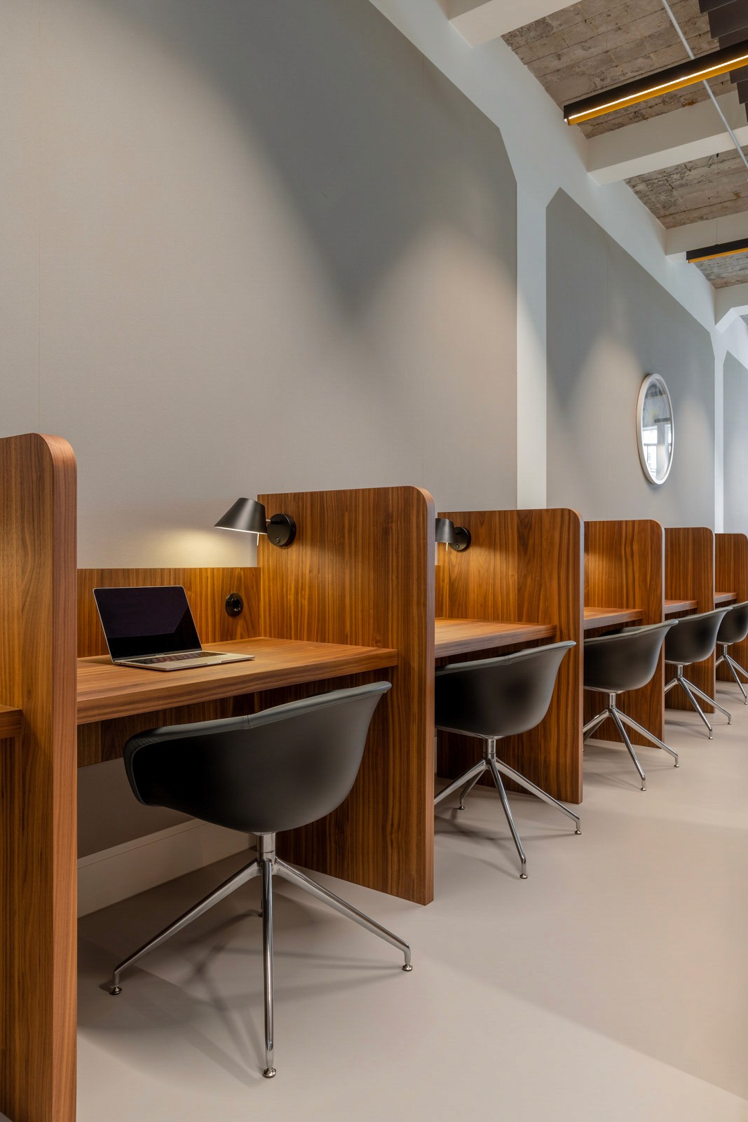 Positive Space - Mollie HQ flex desks