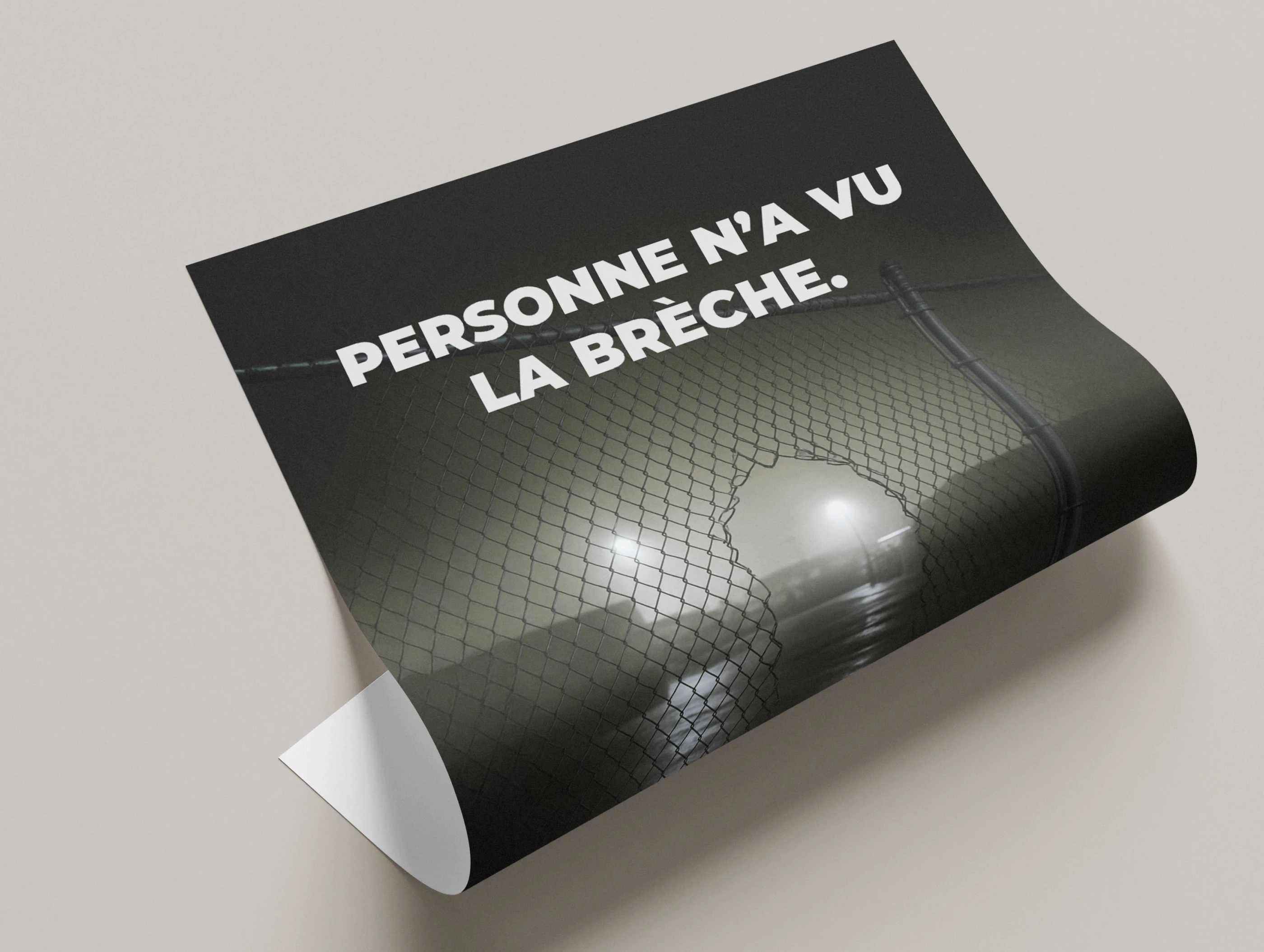 Mise en situation d'une affiche sur la sécurité contre les cambriolages industriels. Concept visuel pour la campagne de prévention AniKit.