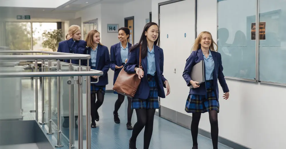 Élèves portant l'uniforme scolaire dans un High School en Irlande pendant leur immersion avec STUDWAY.