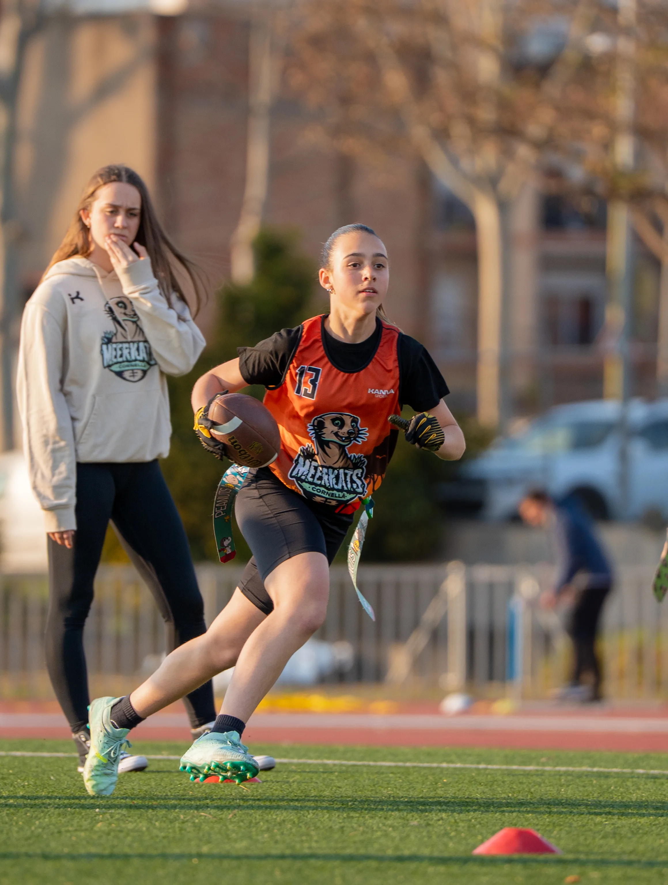Movimiento táctico en entrenamiento flag football Sub-11 Cornellà Meerkats 23 marzo 2026, por Nolan Pardo