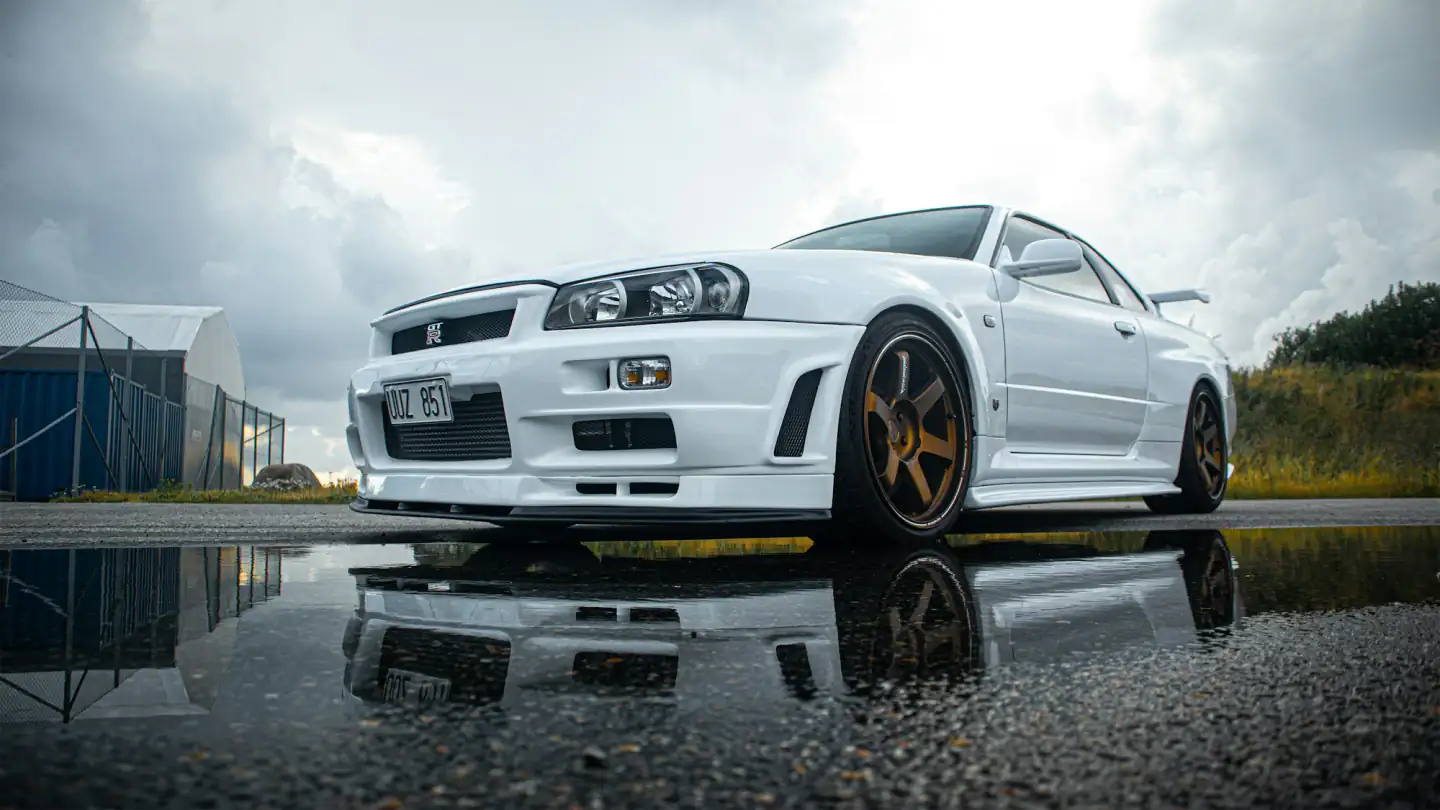 Nissan Skyline blanche, sportive japonaise d’import