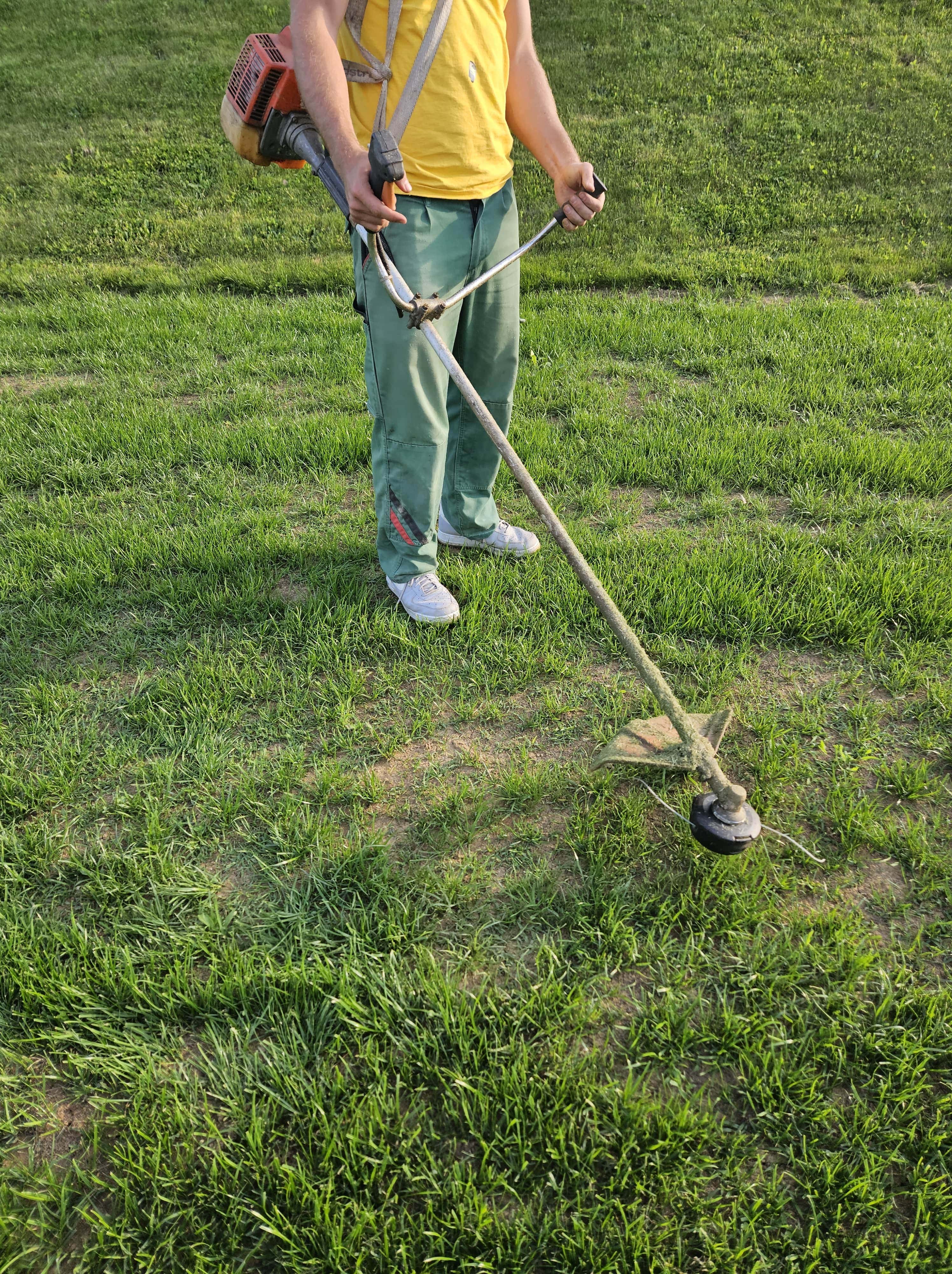 Košnja trave z nitkarico