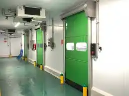 Puerta rápida de aluminio color verde, metálica, resistente y fácil de operar. Ideal para industrias alimentarias, químicas y garajes, con apertura rápida y sistema antirrobo.