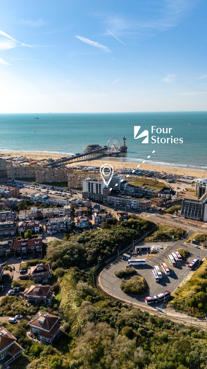 Luchtfoto van Scheveningen met locatie van Hotel Four Stories vlak bij strand en boulevard