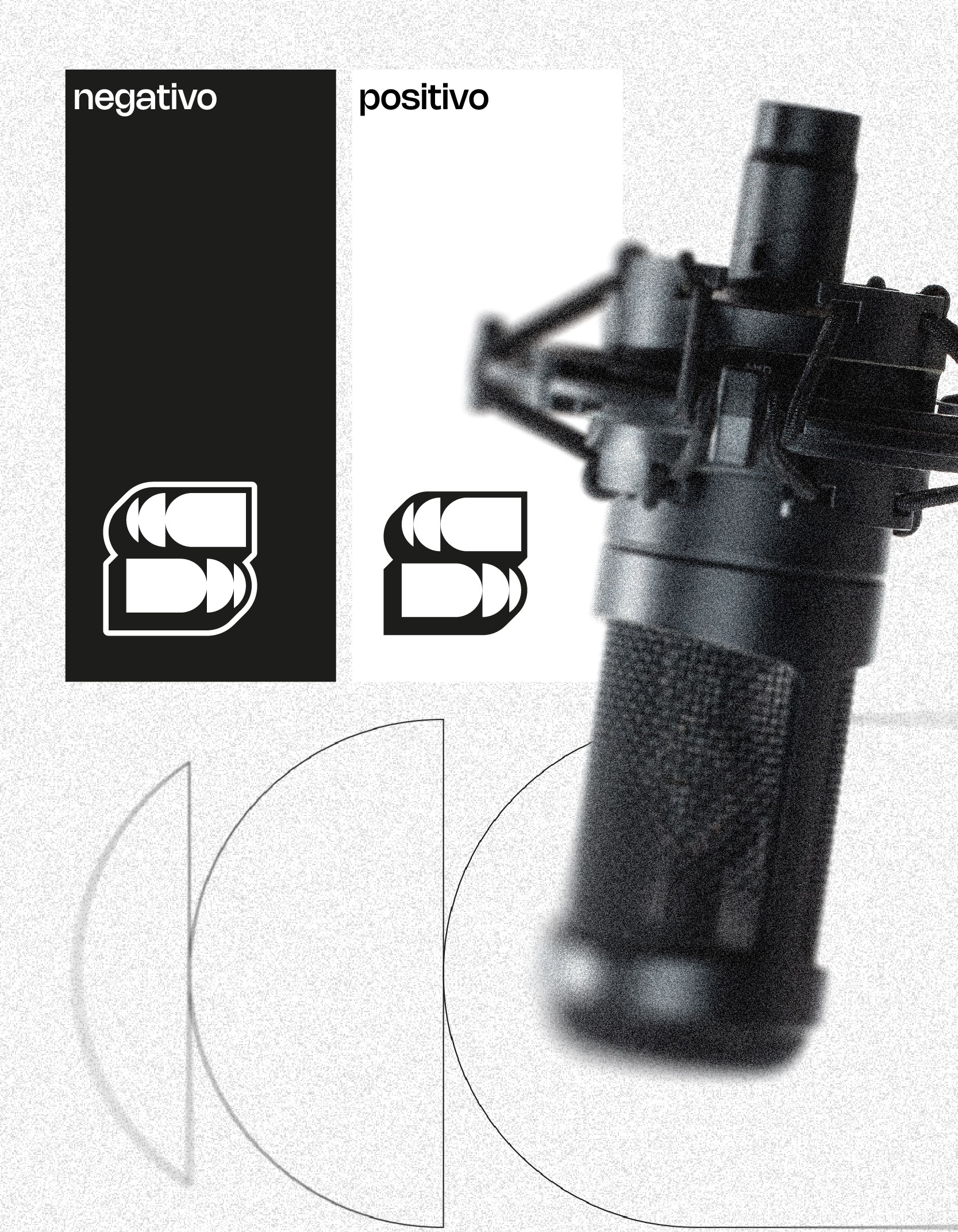 Empleado de Retek en el taller, mirando a cámara con su polo de trabajo