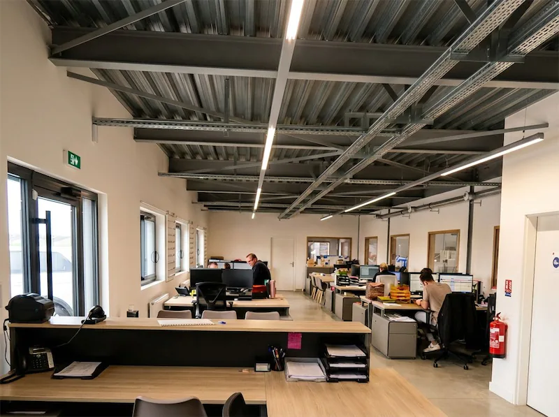 intérieur des bureaux de batiment de rayonnage